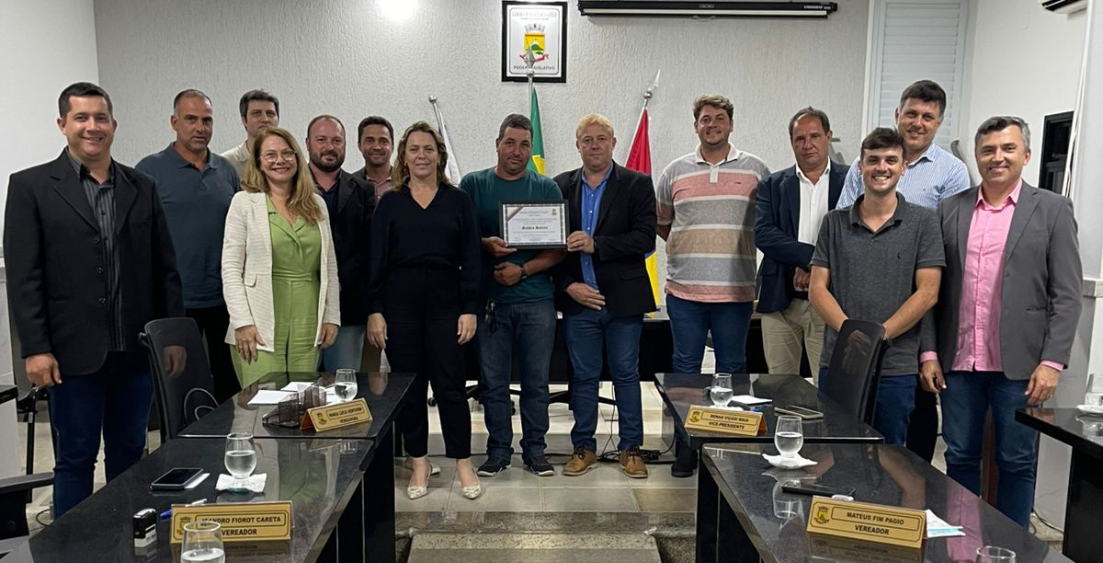 Câmara homenageia Sandro Santos pelas relevantes contribuições ao evento “Fogão da Amizade”