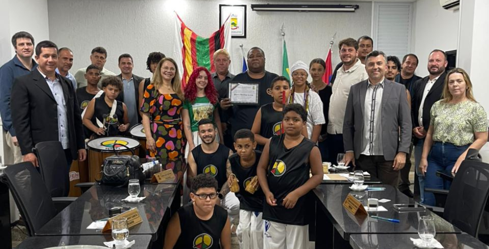 Câmara Homenageia com Diploma de Merito da Conciencia Negra