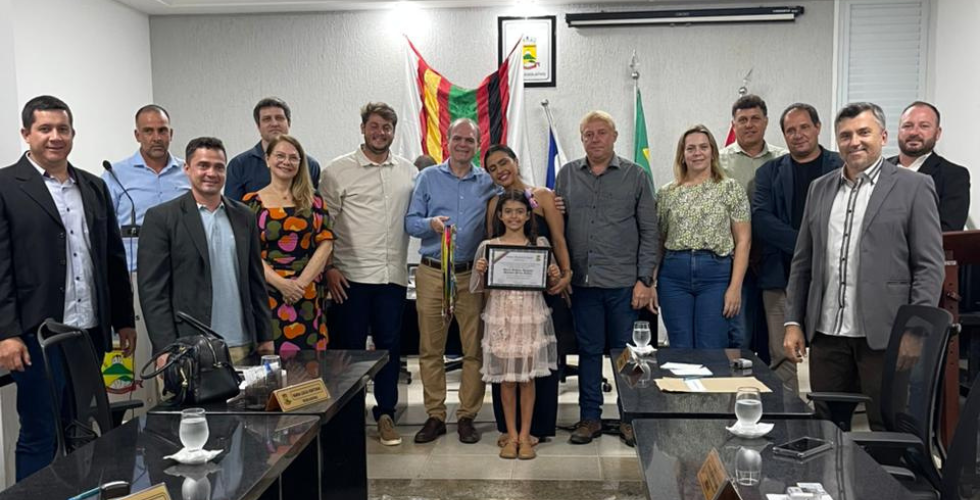 Câmara Homenageia por Relevante Destaque no Meio Estudantil